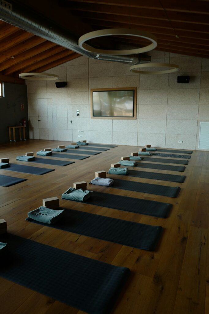 yogasali ja matot valmiina tunnille